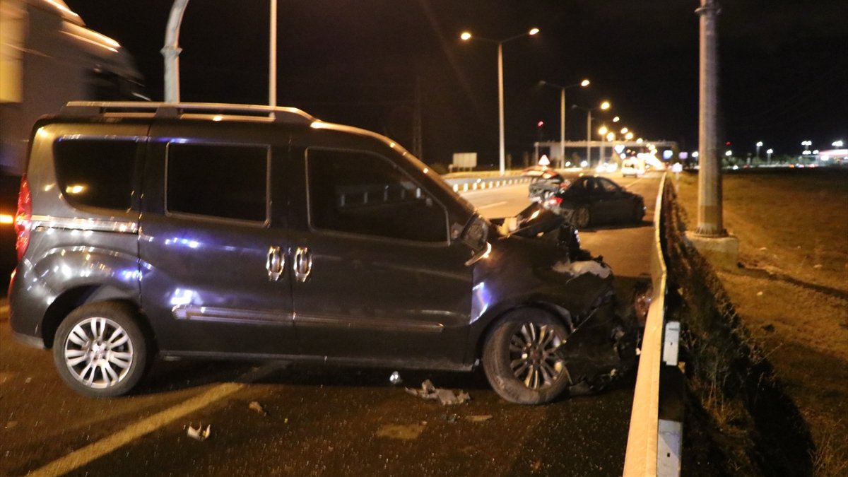 Erzurum’da park halindeki otomobile hafif ticari araç çarptı: 4 yaralı