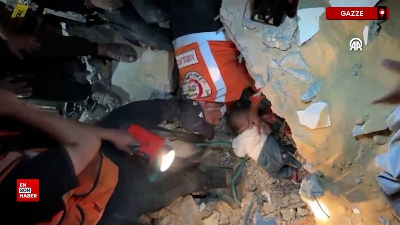 Gazzeli minik bebek enkaz altından yara almadan kurtarıldı