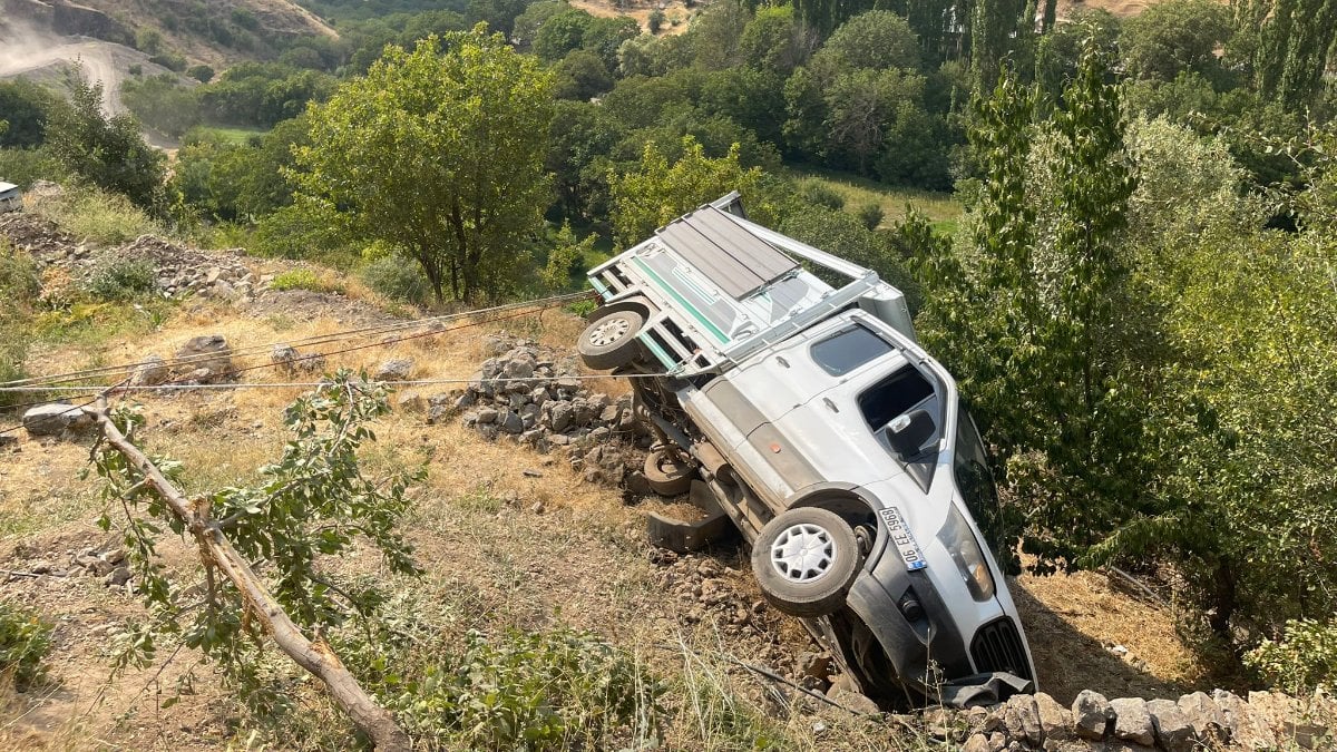 Hakkari’de güvenlik korucularını taşıyan kamyonet devrildi