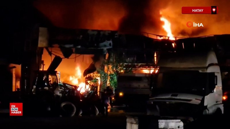 Hatay’da lastik deposu alevlere teslim oldu
