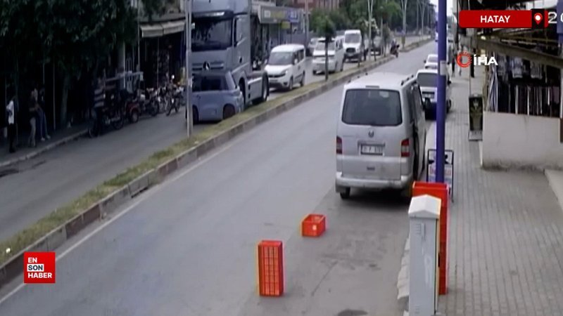 Hatay’da tır, mini aracı oyuncak araba gibi sürükledi