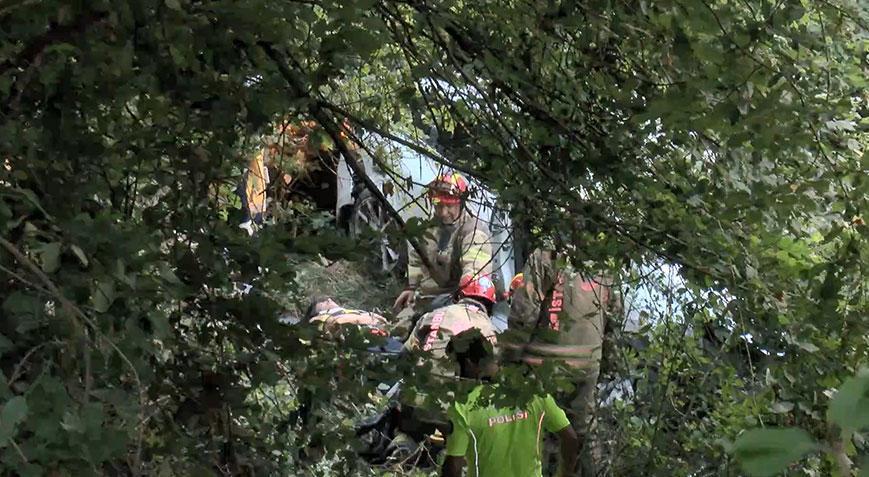 İstanbul’da otomobil ormanlık alana uçtu! 2 kişi yaralandı