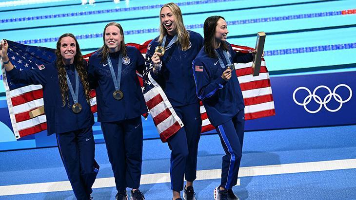 Kadınlar 4×100 metrede ABD rekorla altın kazandı!