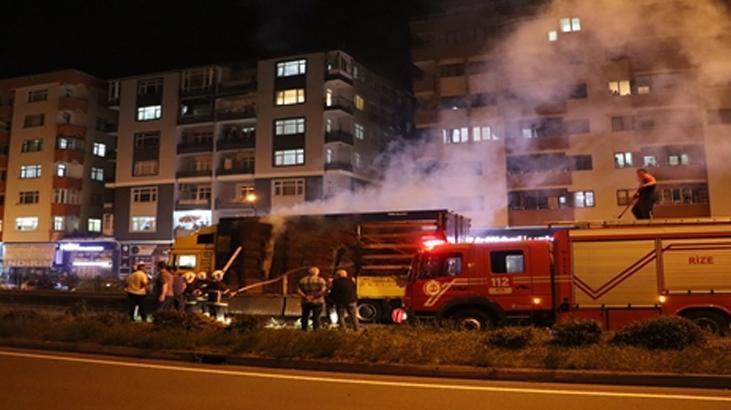 Karton yüklü TIR cayır cayır yandı! Kilometrelerce kuyruk oluştu
