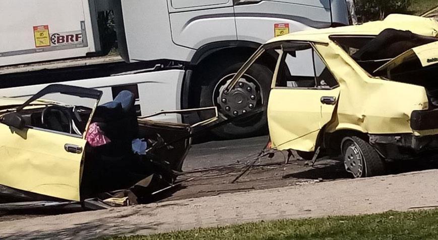 Otomobil ikiye bölündü! Ölü ve yaralılar var