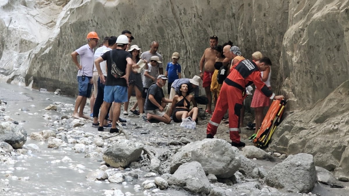 Saklıkent Kanyonu’nda düşen kaya, 2 turisti yaraladı
