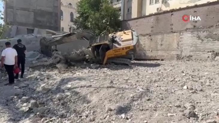 Şanlıurfa’da korkunç kaza! Yıkımı gerçekleştirilen hasarlı bina iş makinesinin üzerine devrildi