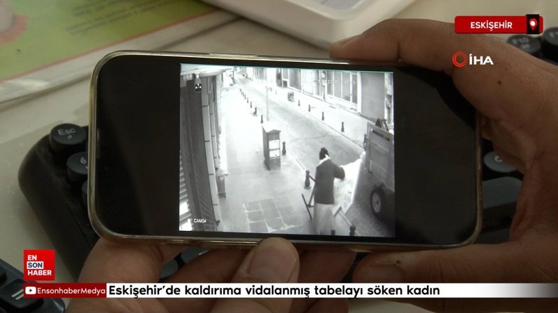 Eskişehir’de kaldırıma vidalanmış tabelayı söken kadın