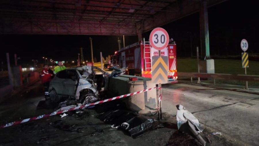 İstanbul Tuzla’da gişelere saplanan otomobilin sürücüsü öldü