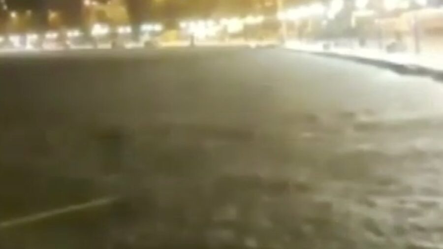 İzmir’de etkili olan sağanak yağış sonrası sokak ve caddeleri su bastı