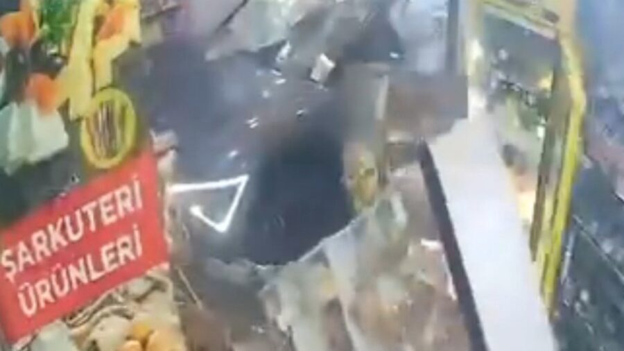 Kocaeli’de kontrolden çıkan cip iş yerine daldı