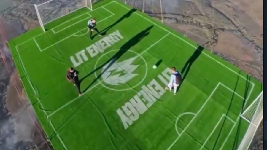 Rus sporcular gökyüzünde bir ilke imza attı: Havada futbol oynadılar