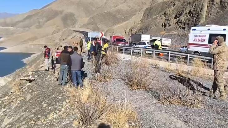 Van’da otomobil baraj gölüne yuvarlandı! 3 kişinin cansız bedenine ulaşıldı