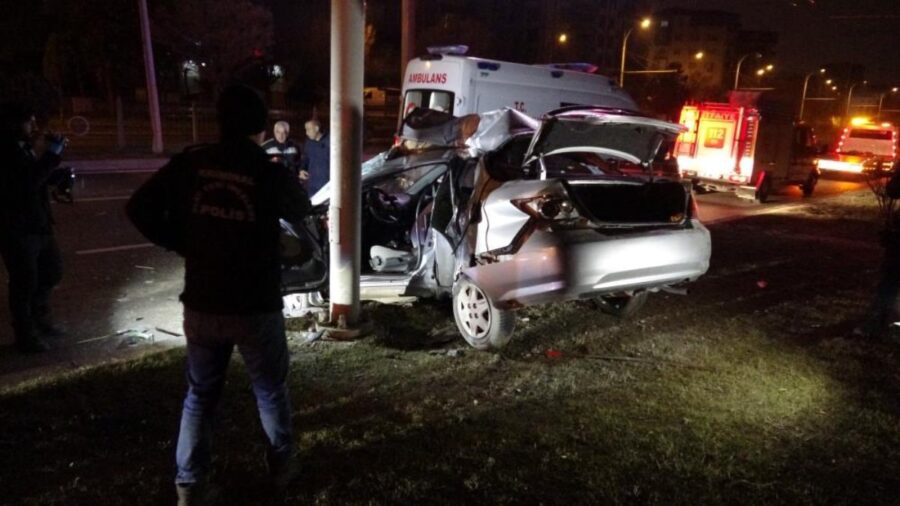 Malatya’da kontrolden çıkan araç direğe çarptı: 1 ölü